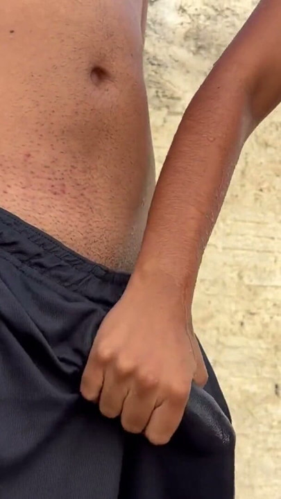 Jeune fille prenant un bain au tuyau dans le jardin et dansant le funk | Clip 1