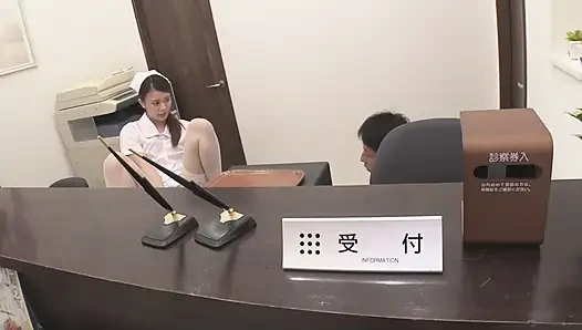 Versaute krankenschwester in weißer uniform, die auf patienten abzielt, leidenschaft manami non suzumiya