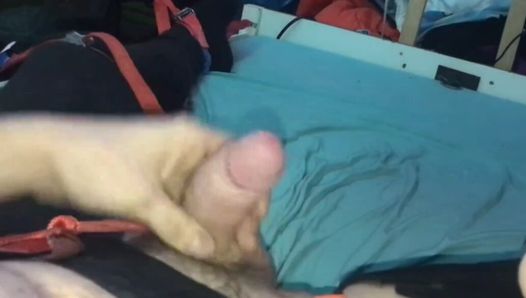 Geile man neukt zijn eigen hand in bed en kreunt