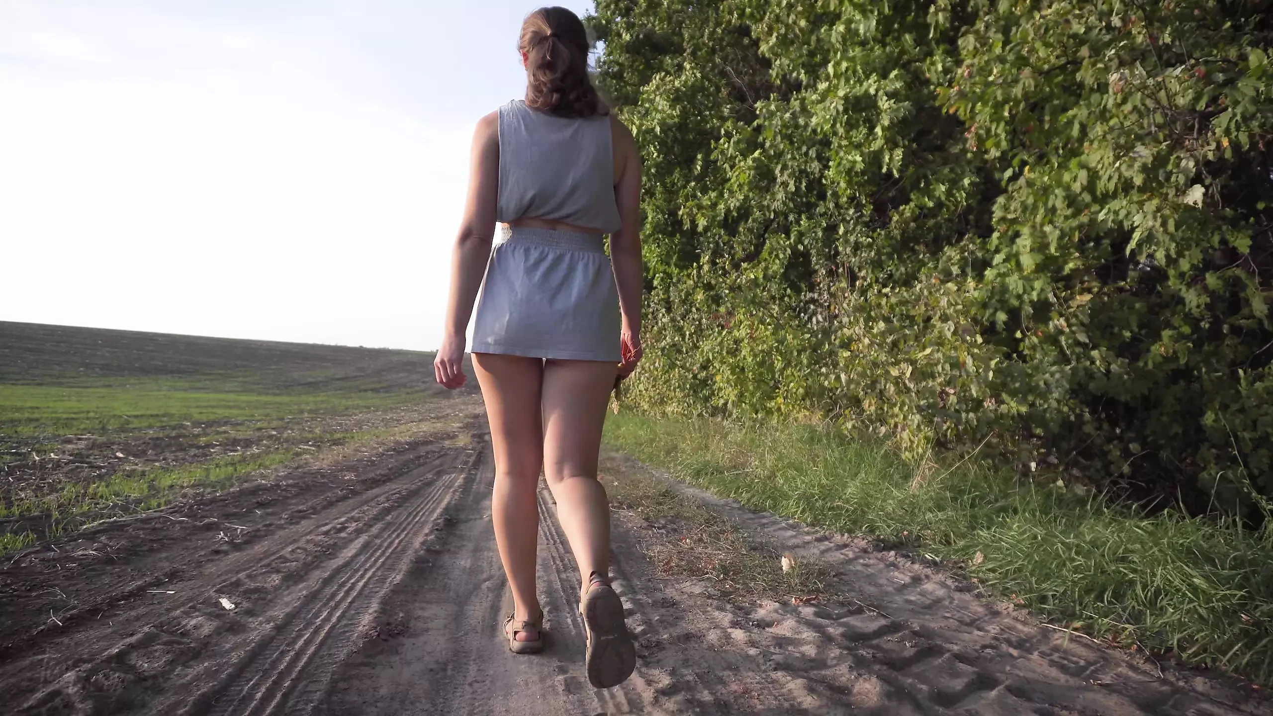 Caminando al aire libre y mostrando el culo debajo de la falda