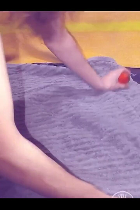 Bombeando minha bunda com uma bexiga completa até eu esguichar, eu mesmo