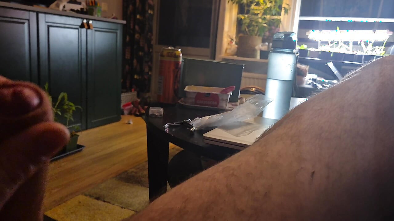 Haalde mijn pik eruit en werd geholpen door een werkend meisje met een bril