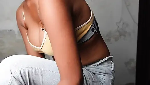 Okul arkadaşım beni odasına davet etti ve beni sert sikti.