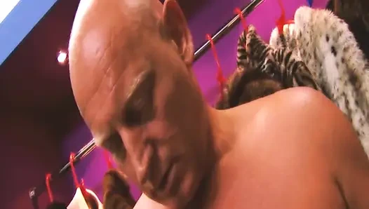 Rahat arkadaşlar sahne 4_blonde orta yaşlı seksi arkadaşlar üçlü grup sekste yarağı ve yüze boşalmayı paylaşıyor