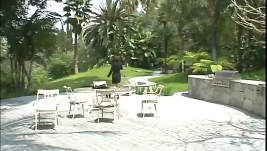 Tante semok lesbian ini lagi asik ngentot memek sempitnya habis-habisan sampai matanya mengerang keenakan