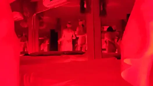 Ngentot istriku yang binal di kamar merah