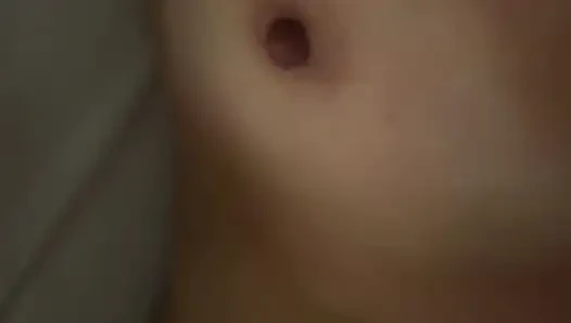 Ich klammere mich an die dünne milf und spiele mit ihrem gepiercten nippel