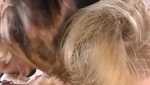 Ein hairjob mit blonden und brünetten schätzchen
