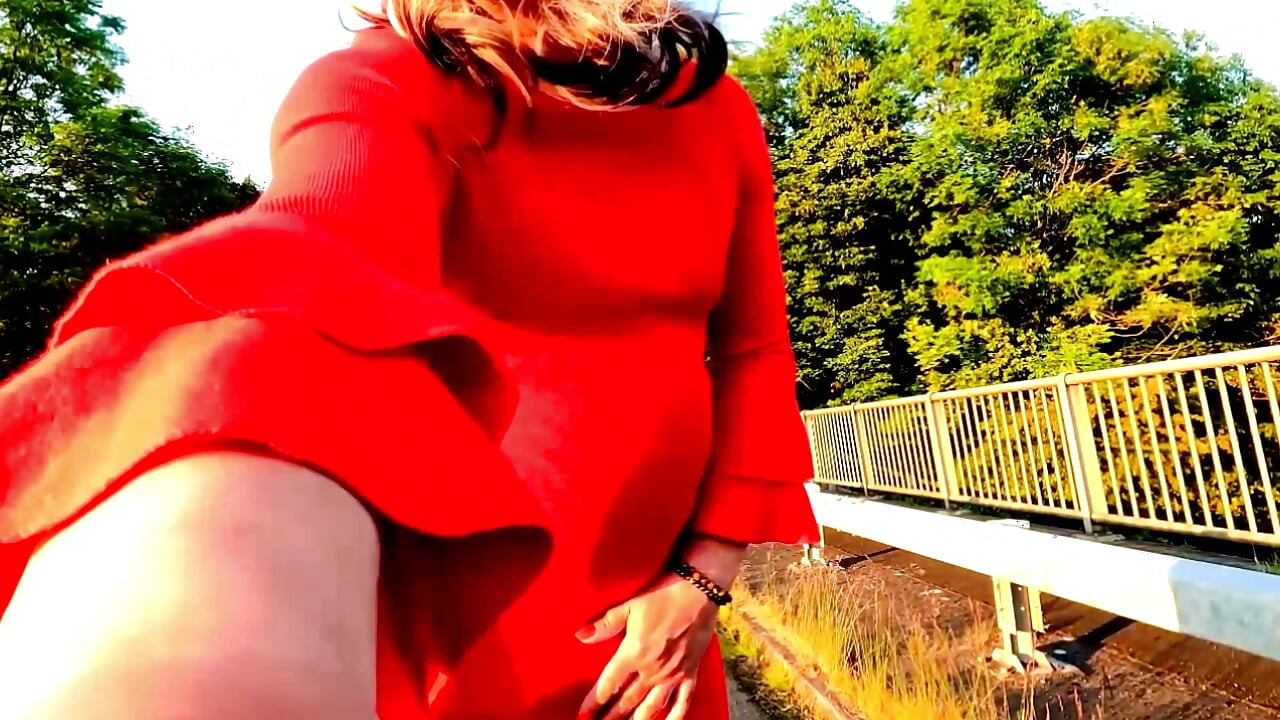 Amateur crossdresser Kellycd2022 masturbating in the sun