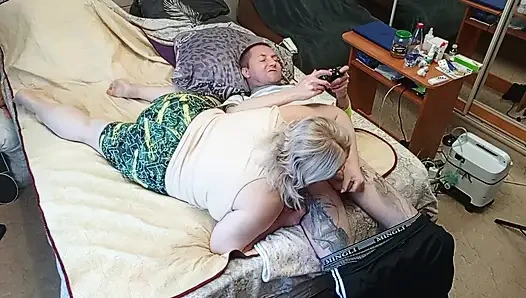 the game of the console ended with a blowjob from the stepmom with swallowing sperm