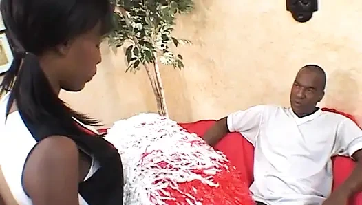 Pemandu sorak kulit hitam ngentot di sofa merah