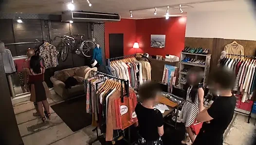 Jedes mal etwas funkelt sie, wenn sich ihre Augen im ruhigen Modegeschäft treffen