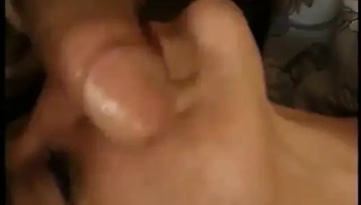 Salacious, brünette MILF cassidy lutscht gerne einen schwanz, während ein anderer mann ihre fotze bohrt