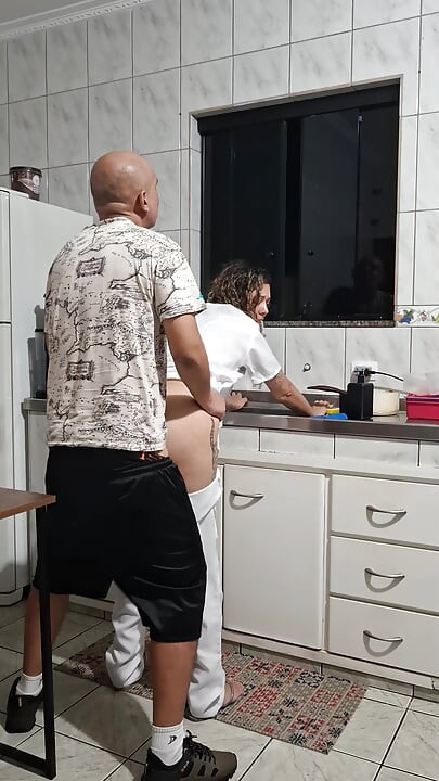 המשרתת נדפקה בתחת במטבח בזמן ששטפה כלים.