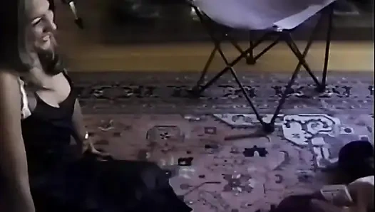 Verführerische brünette MILf pisst auf eifriges blondes schätzchen