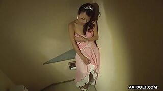 La Japonaise Mai Takizawa se masturbe seule dans les toilettes non censurées.