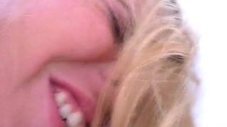 Une femme blonde se fait baiser par tous les trous, très sexy