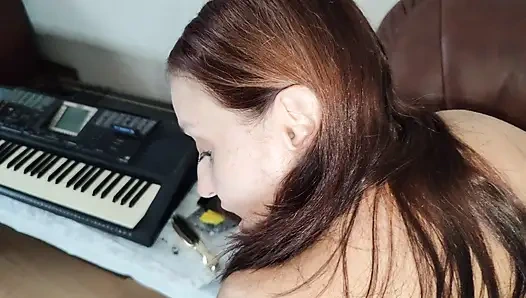 Der Stiefsohn Erwischte Die Stiefmutter Am Virt Mit Dem Schreiber Und Fickte Sie Ausgiebig, Kam Üppig