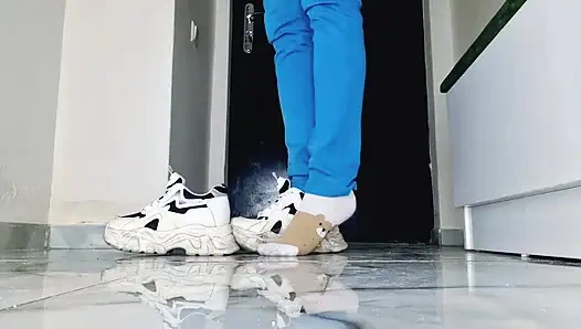 Setelah berjalan-jalan di sepatu kenegaraan, kakiku berkeringat. Saatnya pijat kaki dari budak seksku.