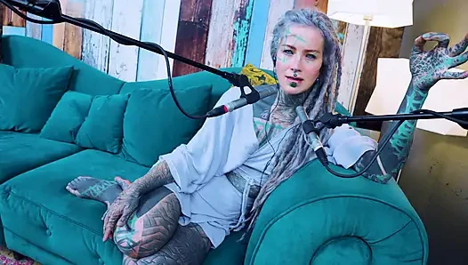 Ich spreche über U - unbequem - ASMR podcast SFW spricht goth dünnes mädchen dreadlocks tattoo-modell inked mädchen