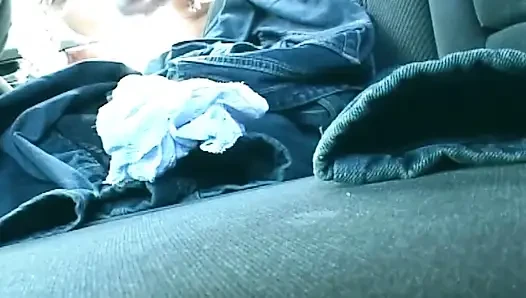 Блондинка писает, пока ее жестко трахают пальцами в любительском видео
