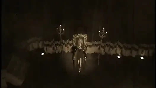 Erotik bomba kocasıyla açık havada sallanırken amını şiddetle siktiriyor
