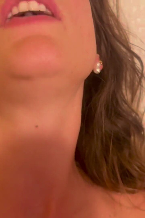 Los intensos orgasmos múltiples de la pelirroja ardiente con juguete