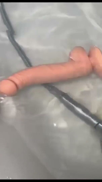 Sexy Sarah har det gøy helt alene og bruker sexleketøy på seg selv | Klipp 2