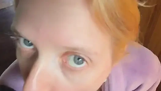 Milf lutscht vor dem counter-fick und kommt auf den arsch