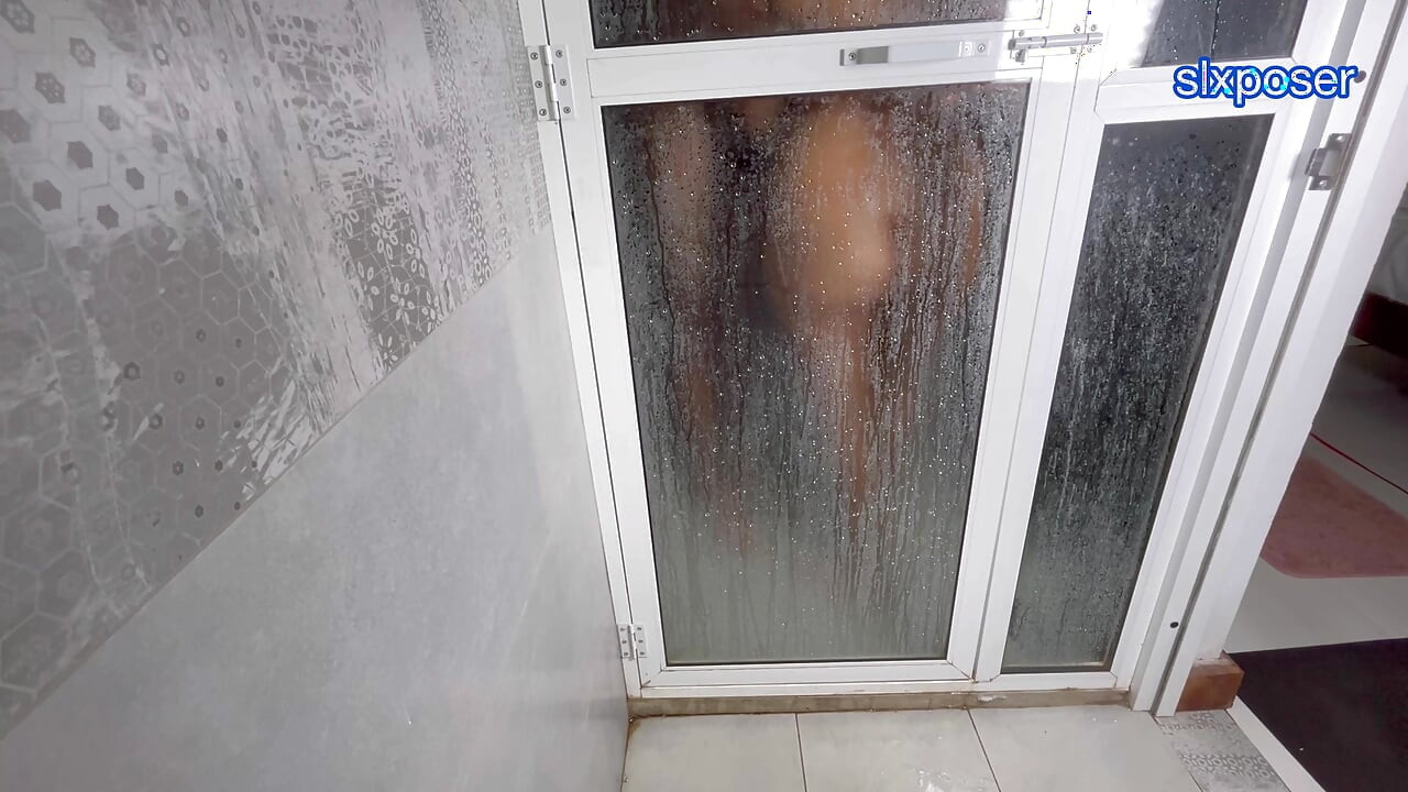 Aku berbagi ranjang sama ibu tiriku saat kami di kamar hotel