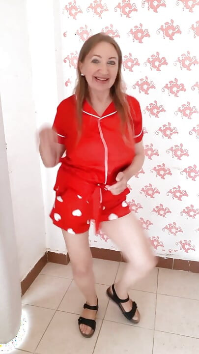 vishaal prakritik stanon vaali hot chodne laayak mammi seksi andarviyar men striptiz karti hai