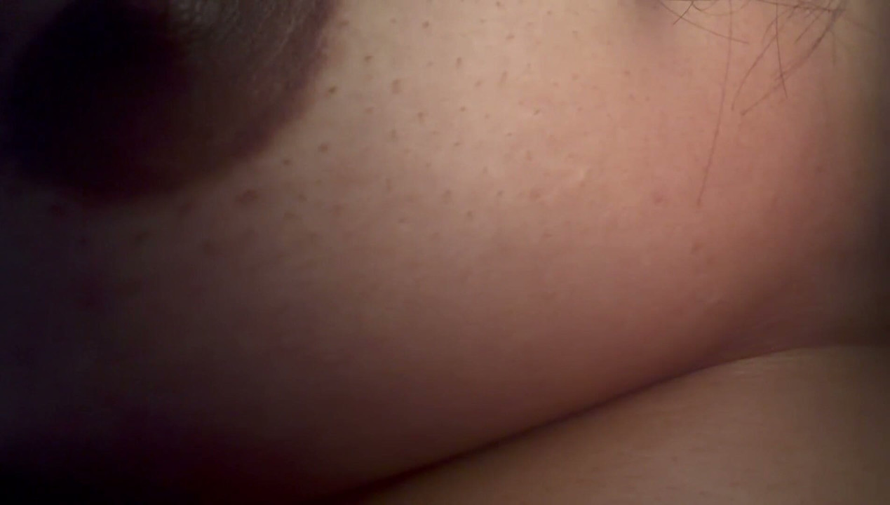Esposa caliente enseñando sus pezones