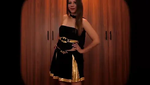 Batgirl'ün tehlikeli oyununu oynuyor