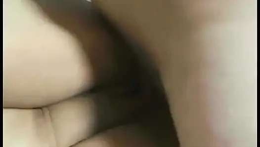 Adam tombul esmeri domaltarak sikiyor ve sonra ağzını sikmek için dışarı çıkıyor