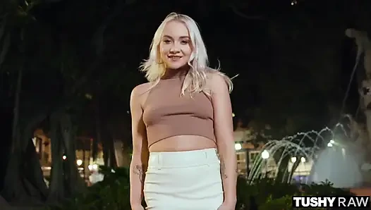 Tushyraw, süße blondine bekommt ihren perfekten kleinen arsch gedehnt