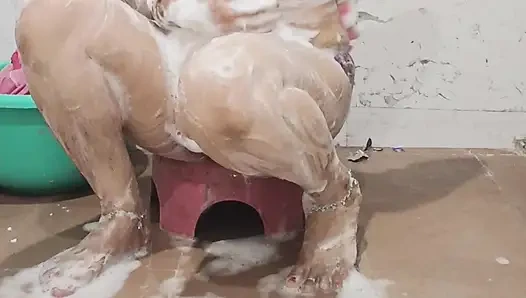 Priya bhabi ateşli banyo yapıyor