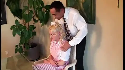 Sarışın genç şeker taze amını yalatıyor ve sonra tahrik olmuş şeker pop tarafından sikiliyor