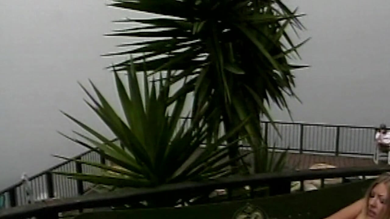 Blonde Schönheit reibt sich im Freien