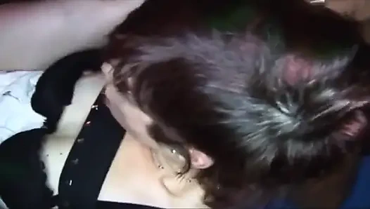 Mit banane gefüllte schlampe leckt pulsierenden schwanz in wilder orgie