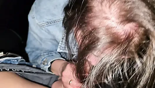 Ich bin zufällig Zeuge eines Familiendramas. Und ein großer cumshot auf ihre titten.