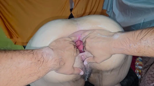 Mein arschloch ist so zerstört und locker, dass dieser riesige dildo und beide fäuäute fast komplett hineinpassen können