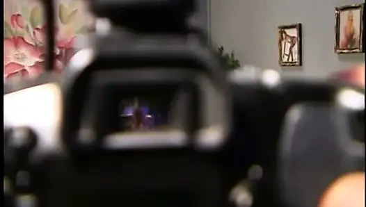 Dua gadis lesbian hot lagi asik muasin memeknya pakai dildo di semua lubangnya