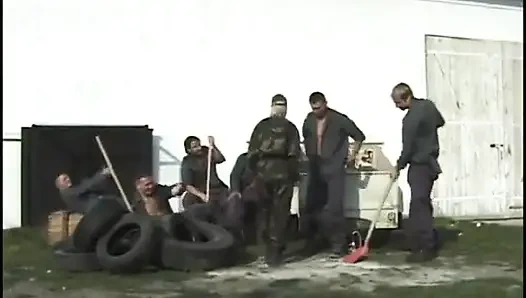 Ateşli sarışın birden fazla adam tarafından sikiliyor