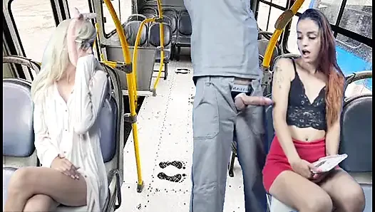 İşçi otobüste yarağı alıyor ve kadınları itiyor