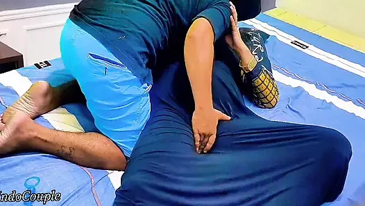 Gadis berhijab menunjukkan memeknya tetapi saudara tiri memilih lubang yang salah.