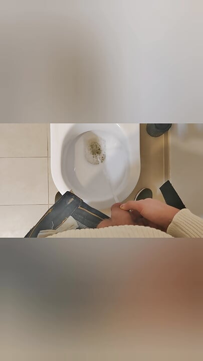 Mladi mršavi bijeli dečko u mješavini pišanja