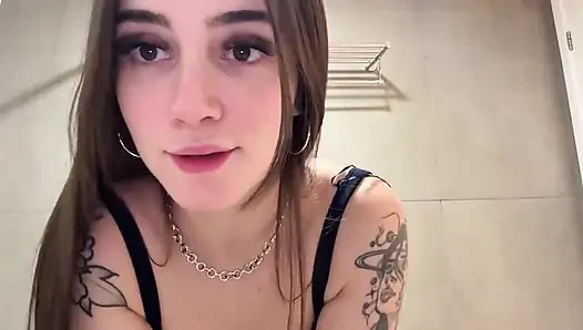 Mengisap dildo baru saya