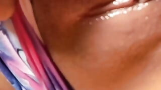 Masturbare - fată obraznică își arată curul masturbându-și pizda