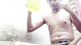 公共の場所で裸で入浴するインドの少年