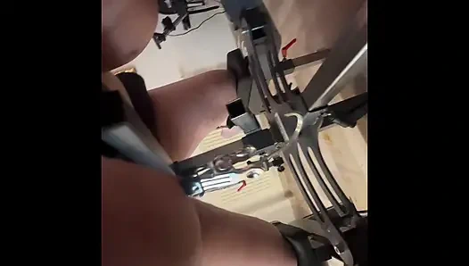 Pelacurku dipakai di kotak hukuman